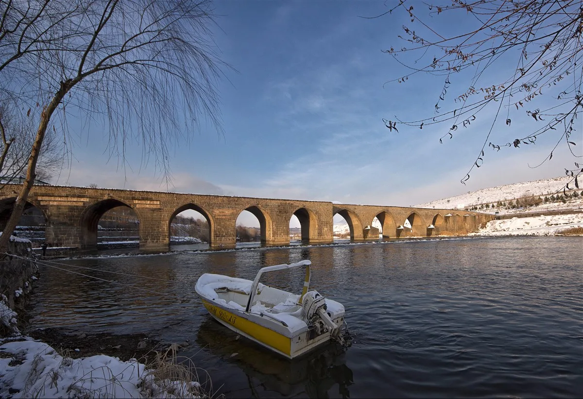 On Gözlü Köprü (Dicle Köprüsü)