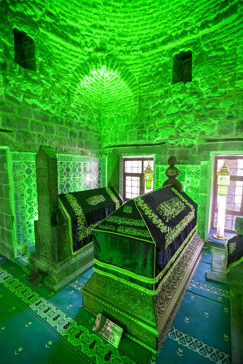 Hz. Süleyman Camii ve Sahabe Kabirleri