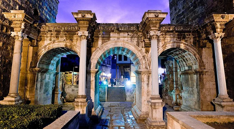 Hadrian Kapısı (Üçkapılar)