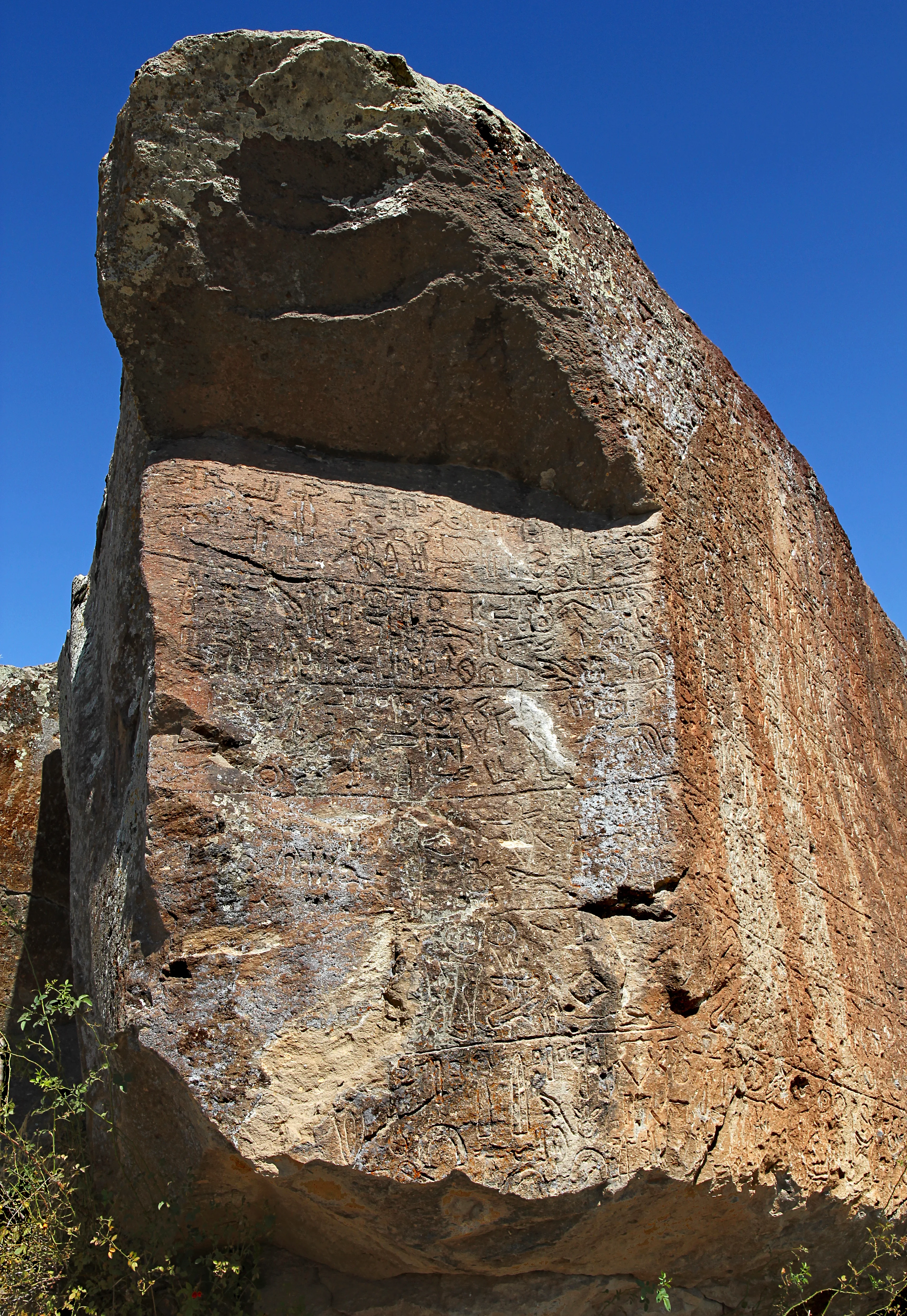 TOPADA YAZITI (YAZILI KAYA)